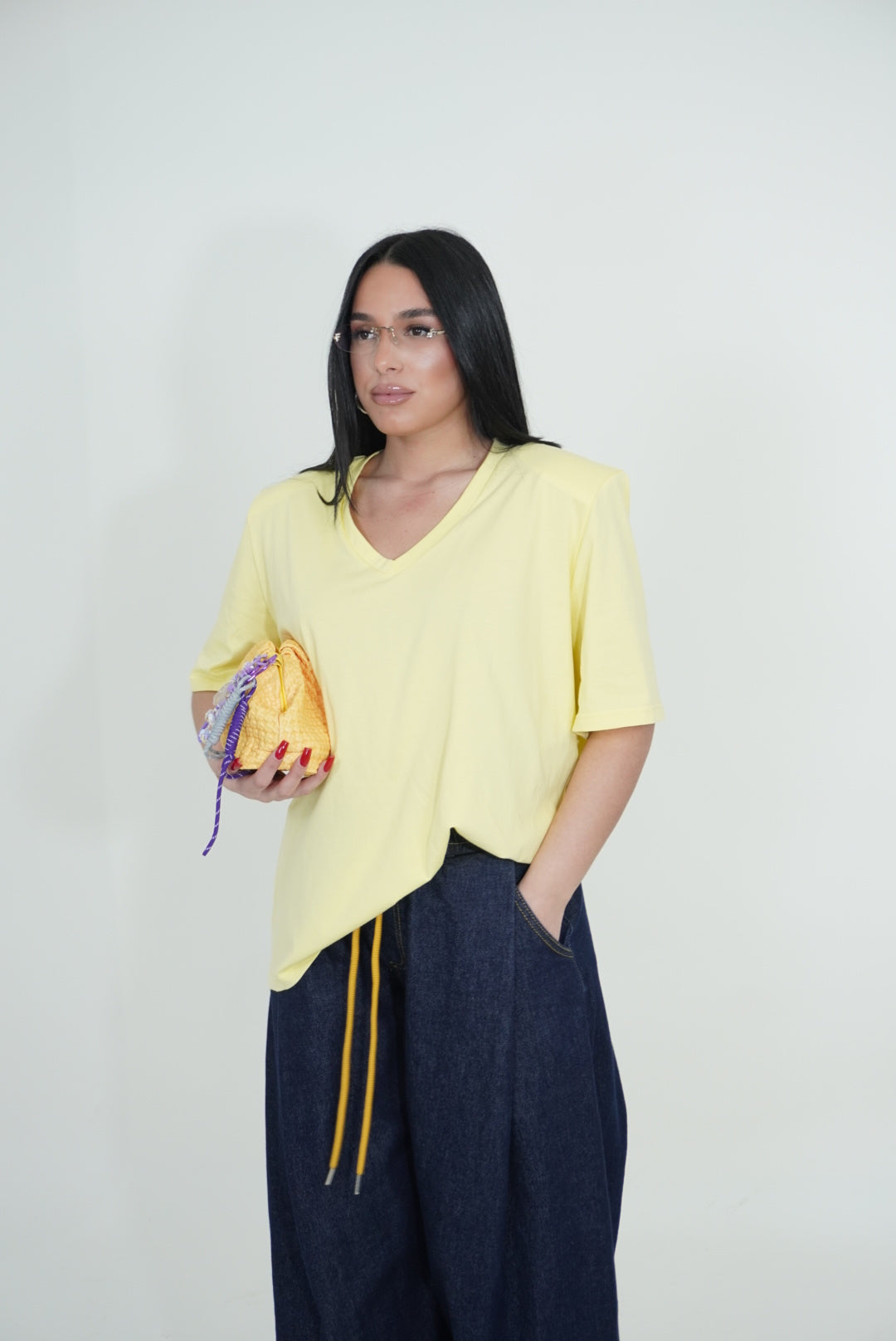 T-SHIRT CON SCOLLO V