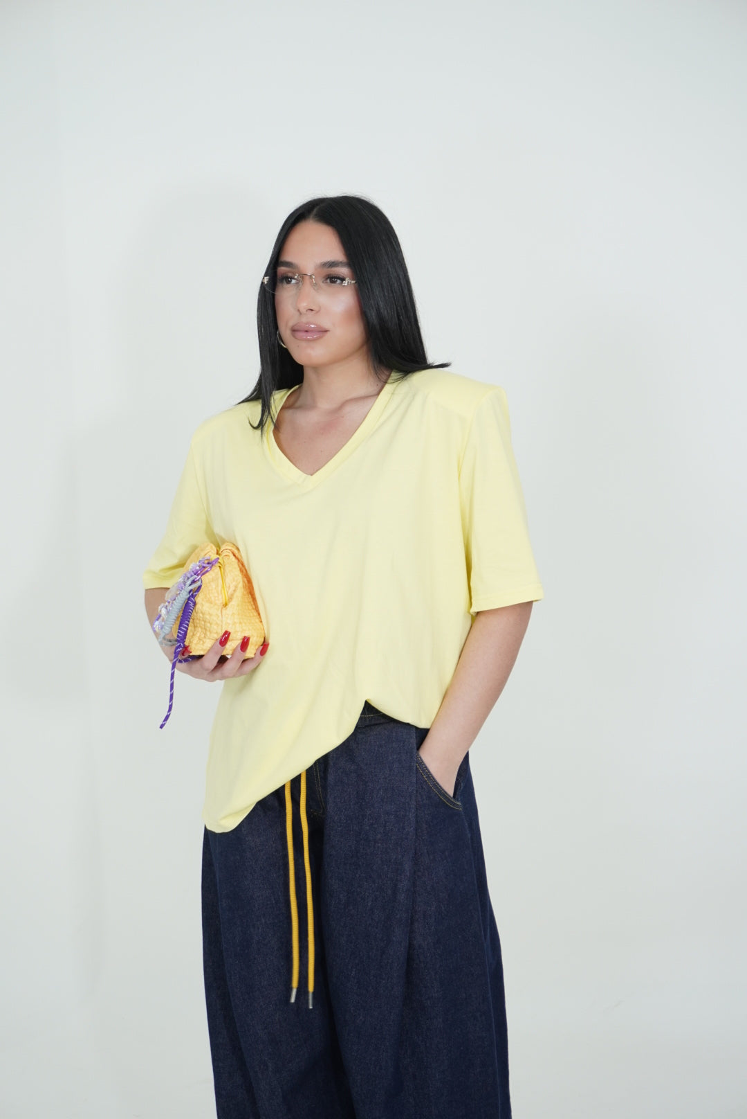 T-SHIRT CON SCOLLO V
