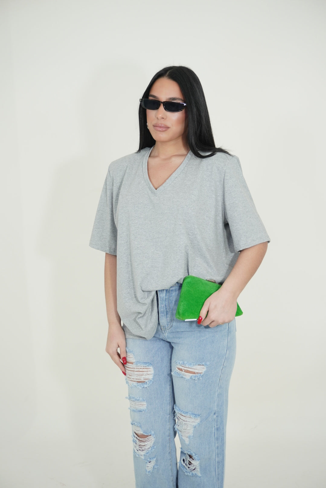 T-SHIRT CON SCOLLO V