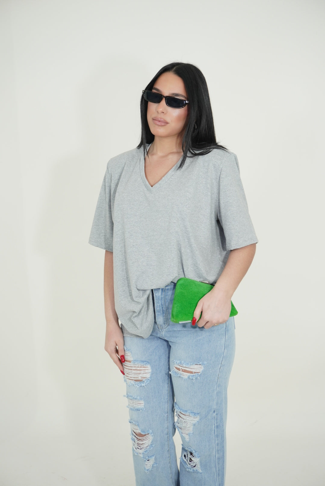 T-SHIRT CON SCOLLO V